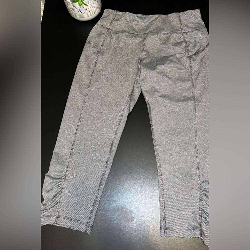 Danskin Now Fitted Capri Workout Leggings Size Small EUC
